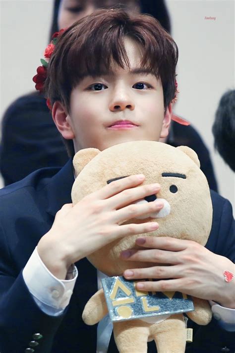 Pin by 𝙶𝚘𝚕𝚍𝚎𝚗 on Stray Kids | Stray kids seungmin, Kids braces, Stray