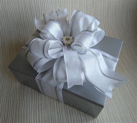 White and silver gift bow, available with matching wrapped gift box. | Lazos para regalos, Etsy ...