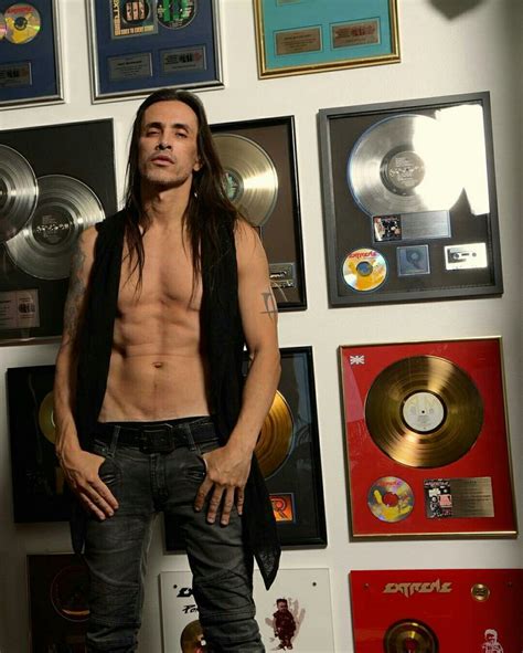 17 Best images about Nuno Bettencourt on Pinterest | Vanessa paradis, Plays and Medium