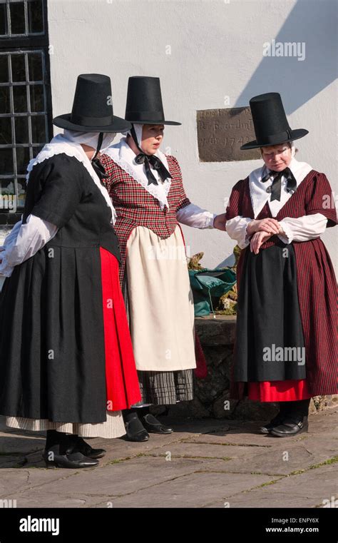 Las mujeres en período de galés en traje tradicional Llanover Hall, Abergavenny, Gales, Reino ...