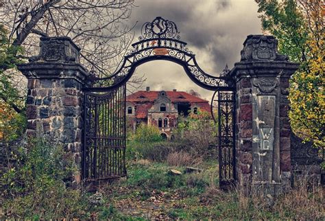 The 60 Most Beautiful Abandoned Places On Earth | 廃墟になった屋敷, 怖い場所, 心霊スポット