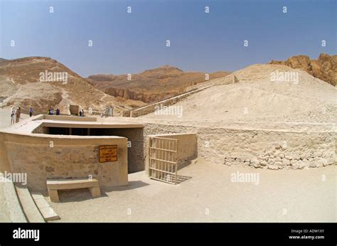 Entrance to the tomb of Tutankhamun in the Valley of the Kings Luxor ...