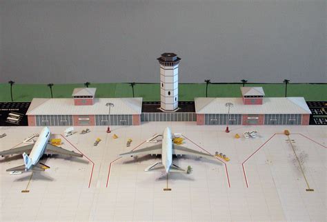 1:400 Model Airport Tropical Single Runway