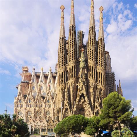 Architecture in Barcelona: the Gaudí Essentials - tiqets.com