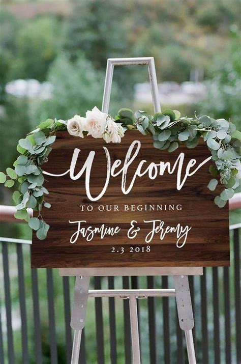 This printable welcome sign has a distinctly elegant aesthetic, a ...