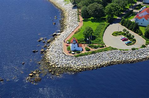 Fort Point Lighthouse in Liverpool, NS, Canada - lighthouse Reviews ...