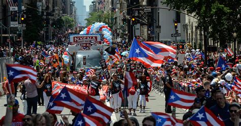 Puerto Ricans parade in New York, back statehood