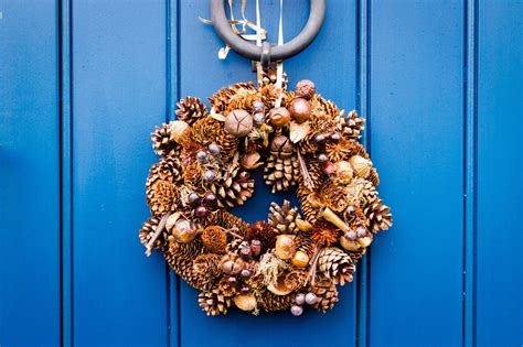 Modern Christmas Wreaths Featuring The Latest Trends Like Metallics ...