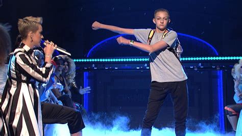 From Fortnite to the classroom: the ‘floss’ dance craze sweeping schools | Tes News