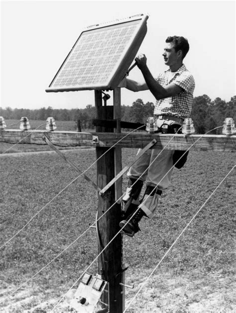 La première conception de cellules solaires, du laboratoire Etats-Uniens Bell, est testée en ...