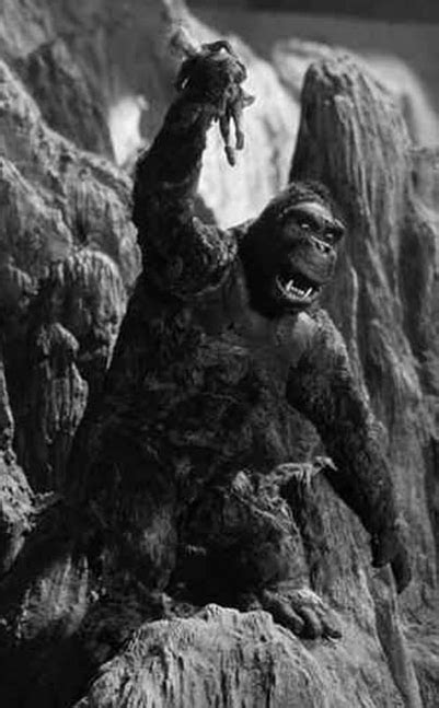 mykillyvalentine: “Another behind-the-scenes snap from King Kong (1933). ” | King kong, Classic ...