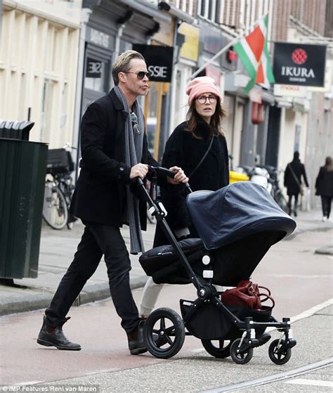 Guy Pearce and Carice van Houten seen with baby Monte - WSTale.com