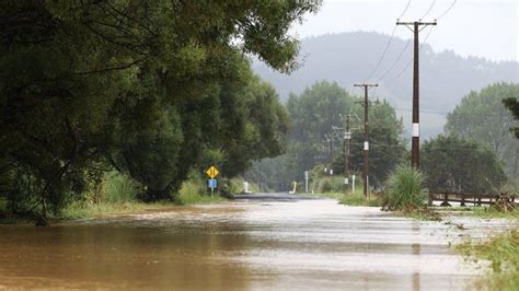 Auckland weather: Flood-hit region suffers more heavy rain - BBC News