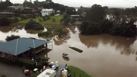 Heavy rain, flash flooding batter Australia's east coast | Reuters