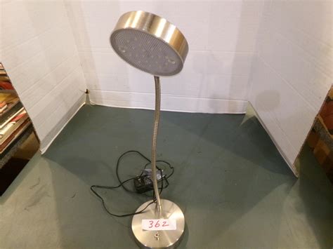 Lot - ADJUSTABLE DESK LAMP