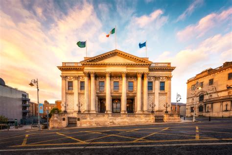 City Hall - Dublin's Majestic Landmark captured in stunning sunshine