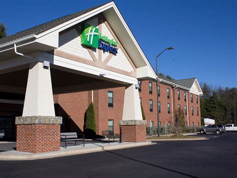 Affordable Hotel in West Jefferson, NC | Holiday Inn Express West Jefferson