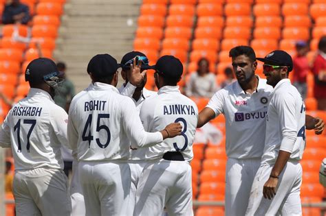 R Ashwin celebrates a wicket with his team-mates | ESPNcricinfo.com