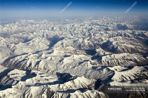 Vista aerea della neve coperto montagne dell'Himalaya come visto sul volo da Delhi a Leh-Ladakh ...