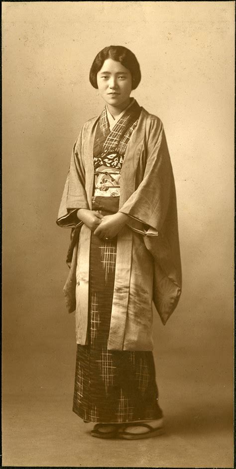 When Moga in Traditional Costumes: 38 Found Snapshots Capture Japanese Girls in Kimonos During ...