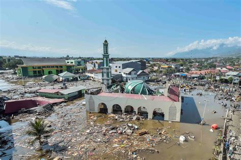 Death toll soars past 800 in Indonesia earthquake, tsunami - The ...