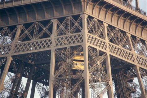 Eiffel Tower’s elevators, a lift to the top - OFFICIAL website