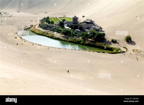 Crescent Moon Lake in Gobi Desert. China Stock Photo - Alamy