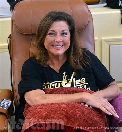 PHOTOS Abby Lee Miller out of prison enjoying a pedicure and manicure * starcasm.net