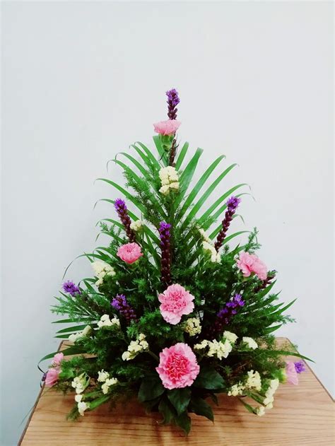 Classical triangular flora 古典三角花型 | Arreglos florales, Arreglos de ...