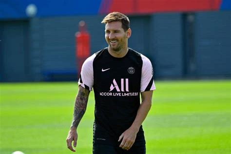 Lionel Messi Shows PSG Teammates How He Plans to Torment Opponents During Training Session