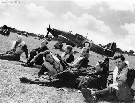 Hurricane Pilots 32 Sqn Hawkinge Airfield 31 July 1940 | World War Photos