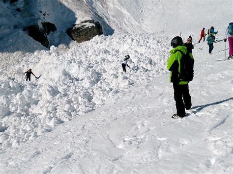 Switzerland avalanche: Rescuers hunt for buried skiers in the Alps after disaster leaves four ...