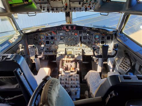 Legendary Boeing 727 Cockpit! : r/aviation