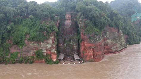 Leshan Giant Buddha flooded up to toes due to incessant rain - YouTube