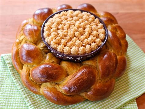 Pumpkin Challah Centerpiece with Honey Butter | Sukkot recipes, Jewish ...