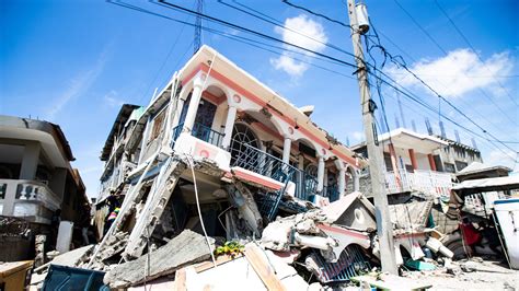 Strong Earthquake Rocks Haiti, Killing Hundreds - The New York Times