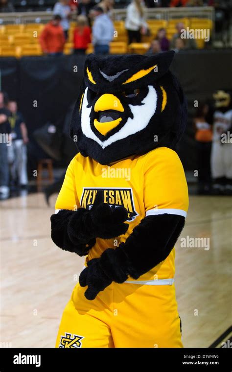 Owl mascot fotografías e imágenes de alta resolución - Alamy