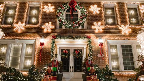 How to visit Dyker Heights Christmas lights in NYC - Hellotickets