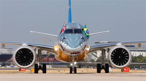 The big picture: Embraer E190-E2 lands at London City – Business Traveller