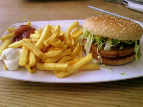 File:Veggie chili burger om nom nom 2 cc flickr user moe.jpg - Wikimedia Commons