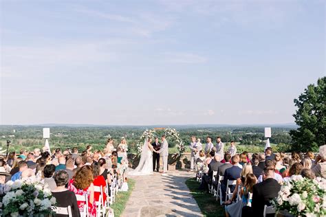 Stable at Bluemont Vineyard Wedding | Northern Virginia Wedding Photographer