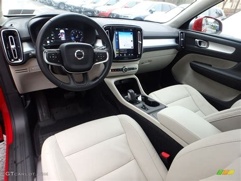 Blond Interior 2019 Volvo XC40 T4 Momentum Photo #130685302 | GTCarLot.com