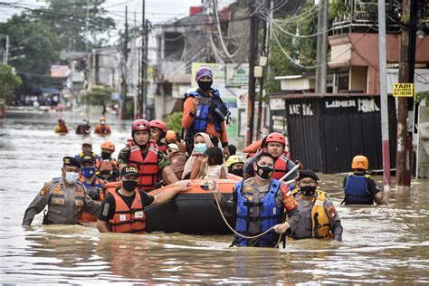 Indonesian capital Jakarta slammed by monsoon floods