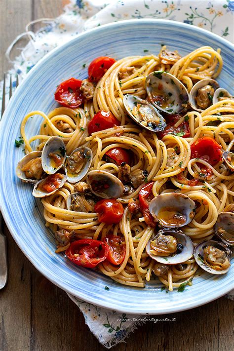 Spaghetti alle vongole e pomodorini (o bianchi): Ricetta originale e Segreti!