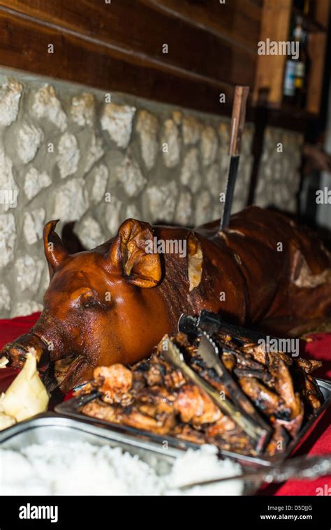 Christmas dinner with a whole roasted pig Stock Photo - Alamy