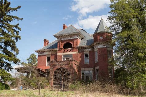 Explore this abandoned mansion in the middle of a Virginia golf course | loveproperty.com