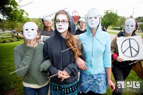 Oak Ridge, Tennessee - Anti-nuclear weapons activists marched through Oak Ridge and rallied at ...