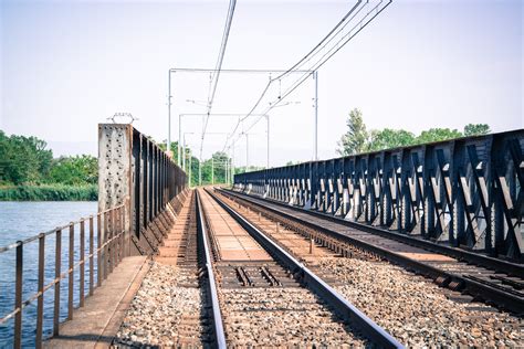 Vacant Train Track Bridge · Free Stock Photo