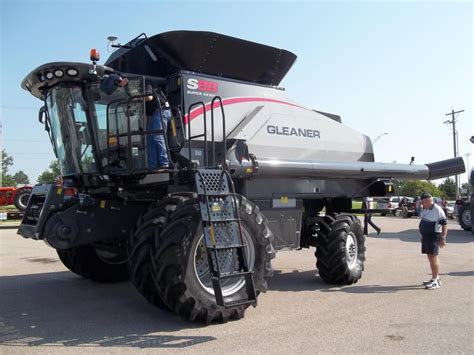 Gleaner S88 combine 3D model — polycount