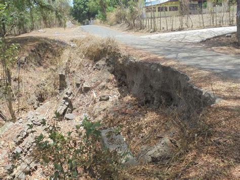 Jalan Rusak Parah, Warga Langir Tuntut Janji Bupati Robby - Ekorantt.com